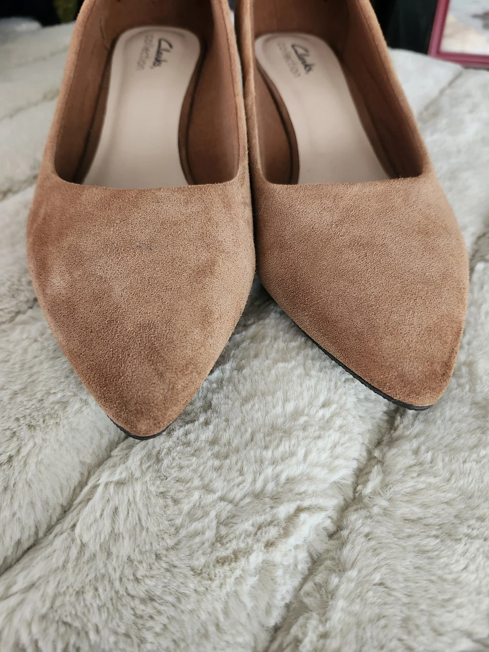 9W Clarks Collection Women's Tan Suede Pointed Toe Block Heel Pump